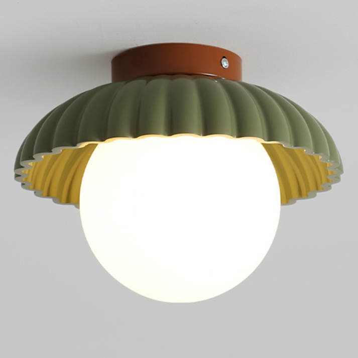 Plafondlamp met opaline kap die warme verlichting biedt in de entree
