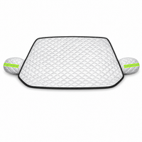 FrostGuard Pro zilverkleurige gewatteerde voorruitbescherming met spiegelhoezen en zwarte rand op witte achtergrond