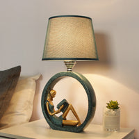 Moderne Meisje Lezende Hars Nachtlamp 1-Licht Tafelstandverlichting met Tapered Stoffen Schaduw in Blauw