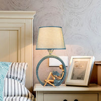 Moderne Meisje Lezende Hars Nachtlamp 1-Licht Tafelstandverlichting met Tapered Stoffen Schaduw in Blauw