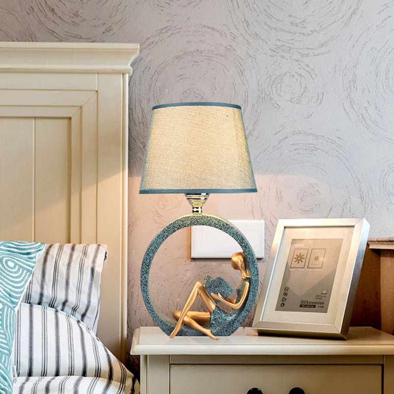 Moderne Meisje Lezende Hars Nachtlamp 1-Licht Tafelstandverlichting met Tapered Stoffen Schaduw in Blauw