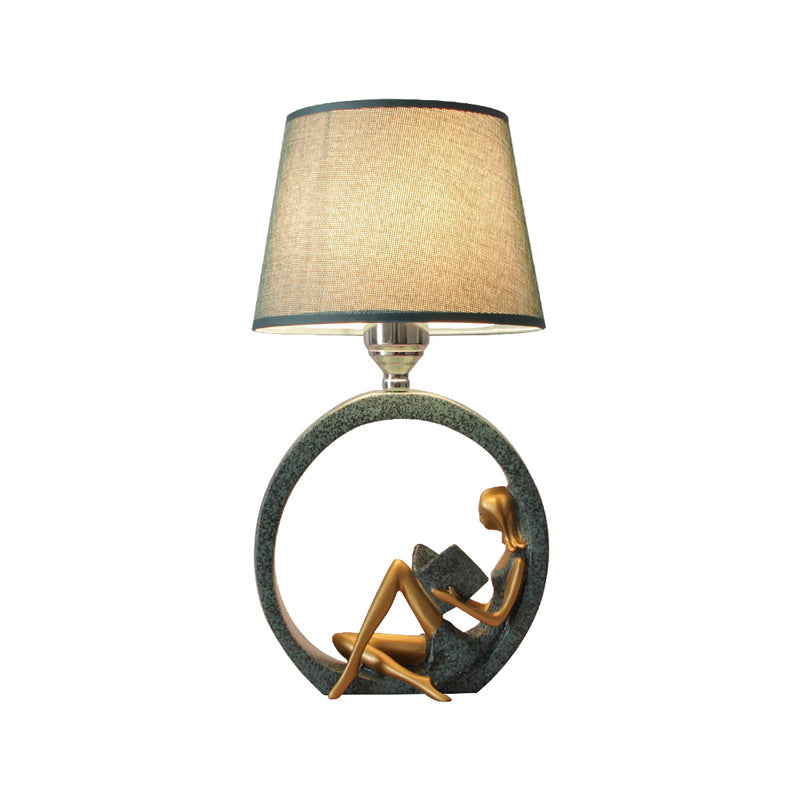 Moderne Meisje Lezende Hars Nachtlamp 1-Licht Tafelstandverlichting met Tapered Stoffen Schaduw in Blauw
