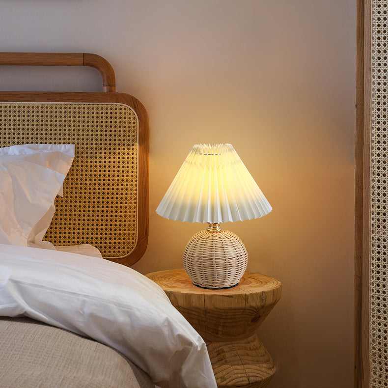Noorse Rieten Geplooide Stof Conische LED Tafellamp 1-Licht