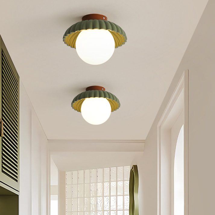 Plafondlamp met opaline kap die warme verlichting biedt in de entree
