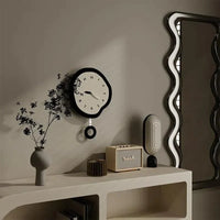 Moderne Wandklok met Organische Vorm en Elegante Uuraanduiding