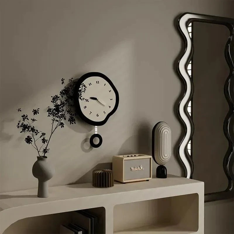 Moderne Wandklok met Organische Vorm en Elegante Uuraanduiding