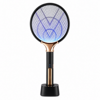 Zwarte insectenlamp op zonne-energie met blauw verlicht gaas en standaard op witte achtergrond