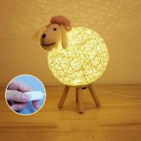 Schaap Nachtlamp met Geweven Lampenkap en Houten Basis voor een Gezellige Sfeer