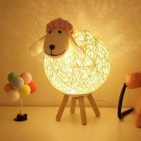 Schaap Nachtlamp met Geweven Lampenkap en Houten Basis voor een Gezellige Sfeer