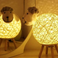 Schaap Nachtlamp met Geweven Lampenkap en Houten Basis voor een Gezellige Sfeer