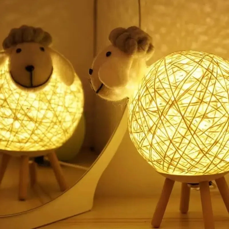 Schaap Nachtlamp met Geweven Lampenkap en Houten Basis voor een Gezellige Sfeer