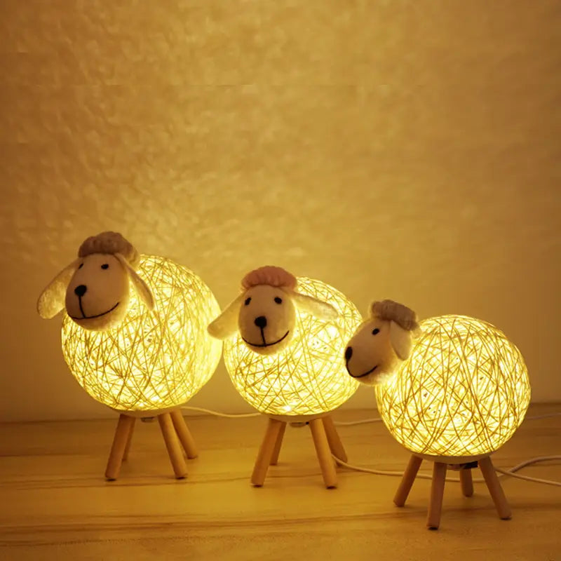 Schaap Nachtlamp met Geweven Lampenkap en Houten Basis voor een Gezellige Sfeer