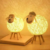 Schaap Nachtlamp met Geweven Lampenkap en Houten Basis voor een Gezellige Sfeer