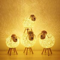 Schaap Nachtlamp met Geweven Lampenkap en Houten Basis voor een Gezellige Sfeer