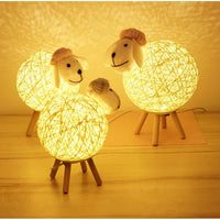 Schaap Nachtlamp met Geweven Lampenkap en Houten Basis voor een Gezellige Sfeer