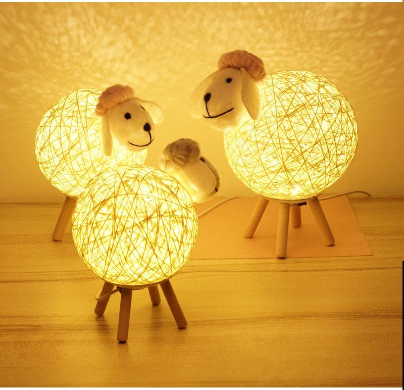 Schaap Nachtlamp met Geweven Lampenkap en Houten Basis voor een Gezellige Sfeer