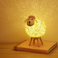 Schaap Nachtlamp met Geweven Lampenkap en Houten Basis voor een Gezellige Sfeer