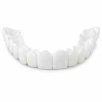 OP Smile witte veneer voor bovenkaak op witte achtergrond
