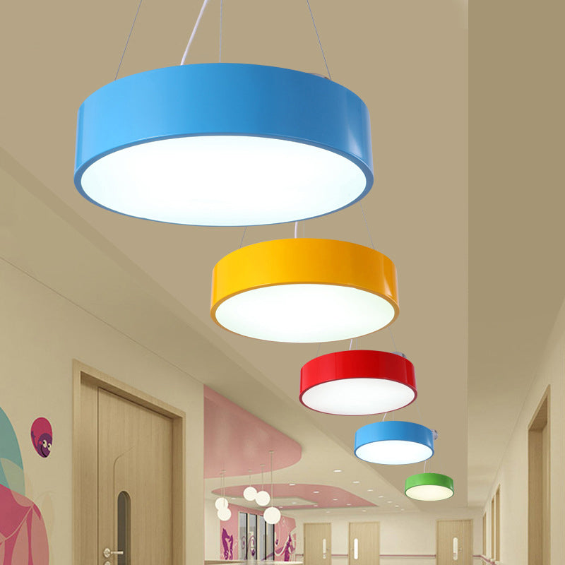 Macaron Trommelvormige Hanglamp Metaal Kinderopvang LED Hanglamp in Rood/Geel/Groen, 16"/19.5" Dia