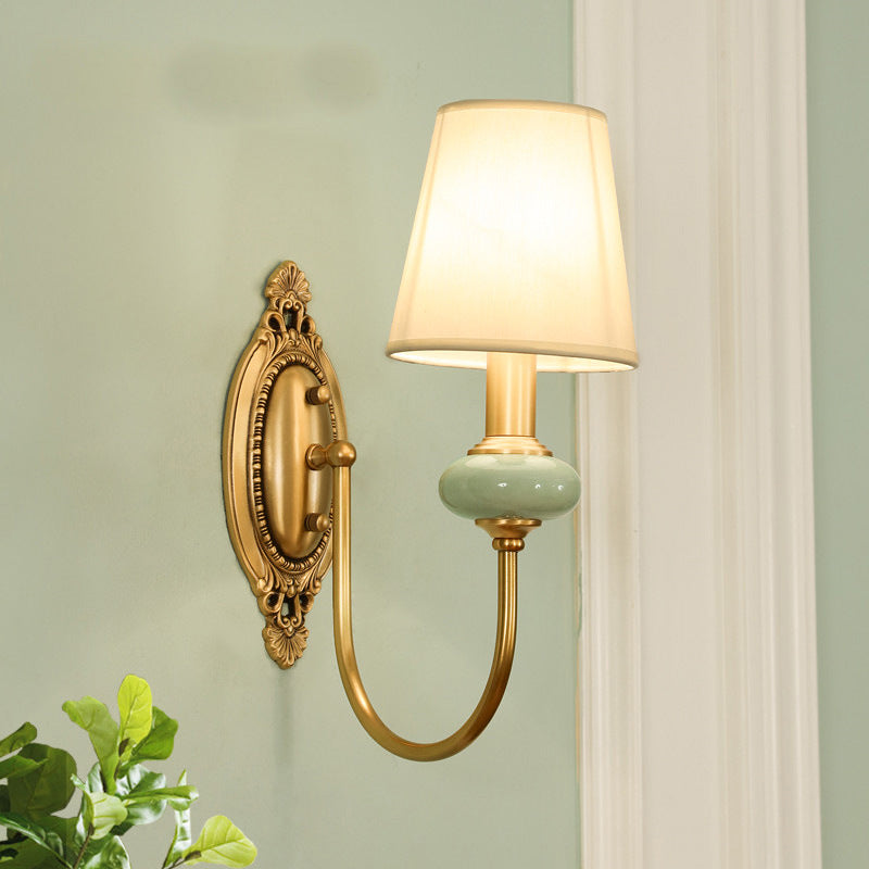 Gouden Swoop Wandlamp Traditionele Metalen 1/2-Kop Gouden Wandlamp met Conische Schaduw en Faux Jade Decor
