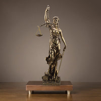 Decoratiestandbeeld van de Godin van de Rechtvaardigheid
