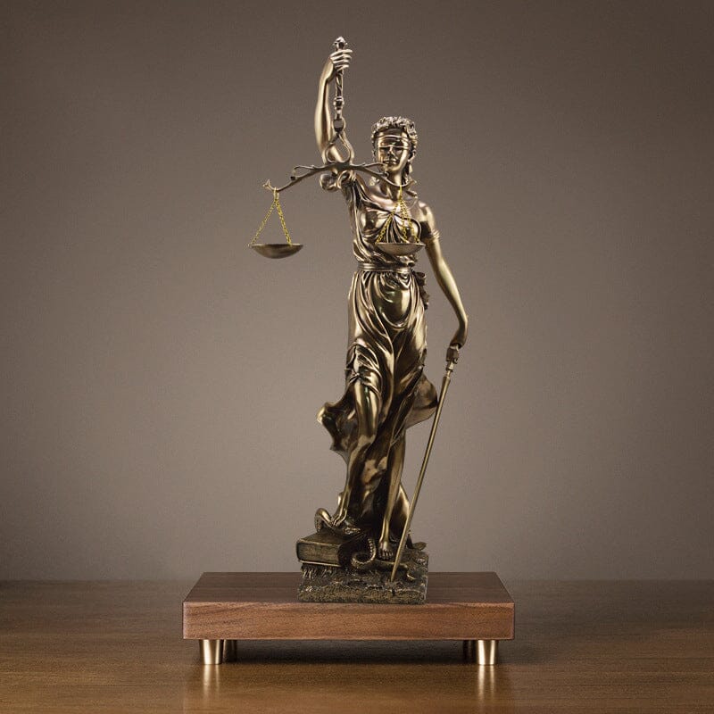 Decoratiestandbeeld van de Godin van de Rechtvaardigheid