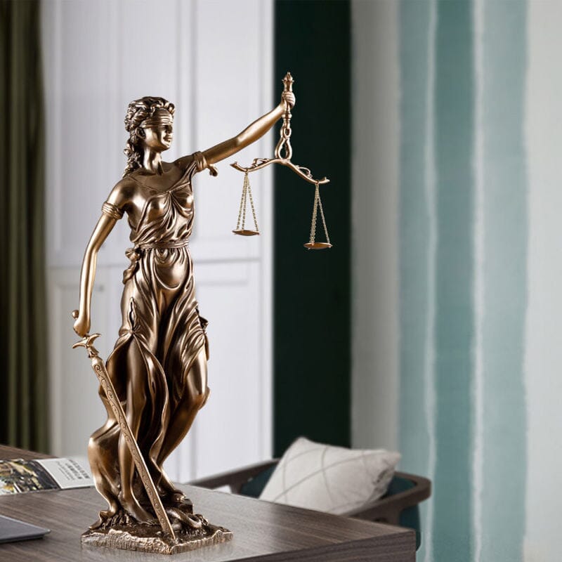 Decoratiestandbeeld van de Godin van de Rechtvaardigheid