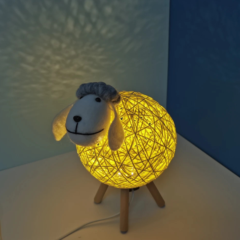 Schaap Nachtlamp met Geweven Lampenkap en Houten Basis voor een Gezellige Sfeer