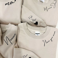 Moederdagcadeau | Embrace Hoodie | Te personaliseren met namen op de mouw | Vader-/ Moederdag Deal: Krijg 10% extra korting op het tweede exemplaar