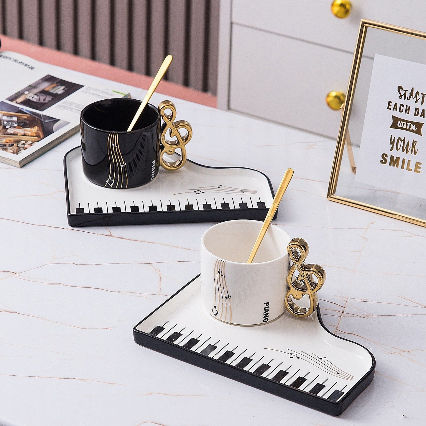 Pianissimo smaak – elegante set van kop en dienblad voor muziekliefhebbers