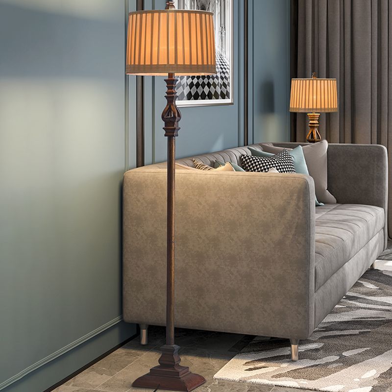 Bruine Vintage Vloerlamp met Plissé Lampenkap en Houten Stand