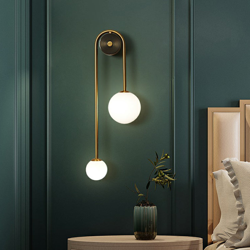 Messing Boog Wandverlichting Postmodern 2-Kops Metalen Wandlamp met Bal Opale Glazen Shade