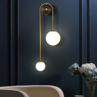 Messing Boog Wandverlichting Postmodern 2-Kops Metalen Wandlamp met Bal Opale Glazen Shade