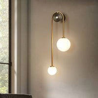 Messing Boog Wandverlichting Postmodern 2-Kops Metalen Wandlamp met Bal Opale Glazen Shade