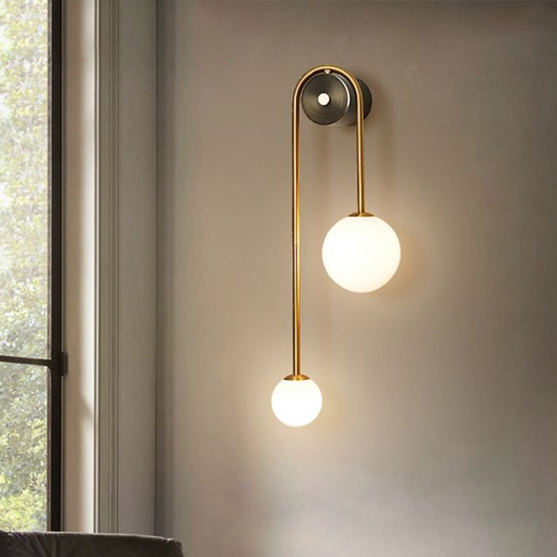 Messing Boog Wandverlichting Postmodern 2-Kops Metalen Wandlamp met Bal Opale Glazen Shade