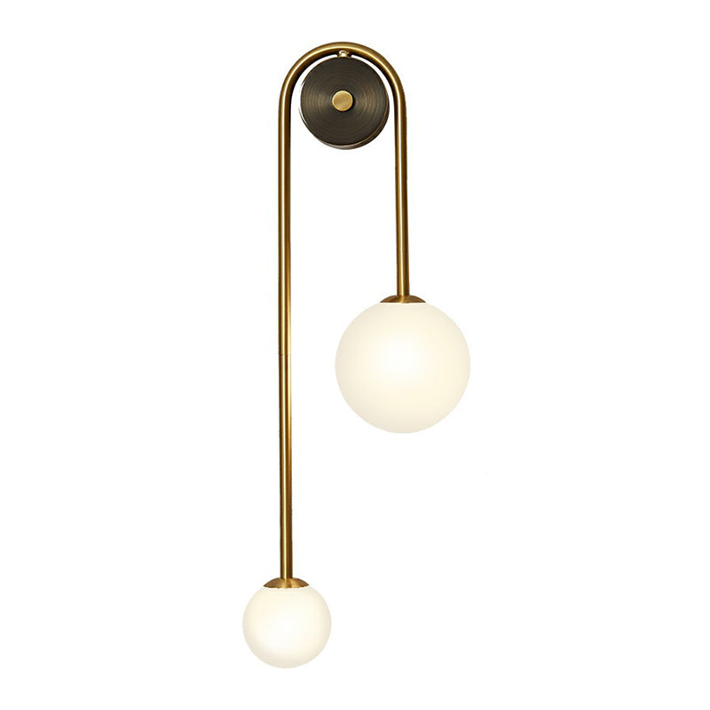Messing Boog Wandverlichting Postmodern 2-Kops Metalen Wandlamp met Bal Opale Glazen Shade