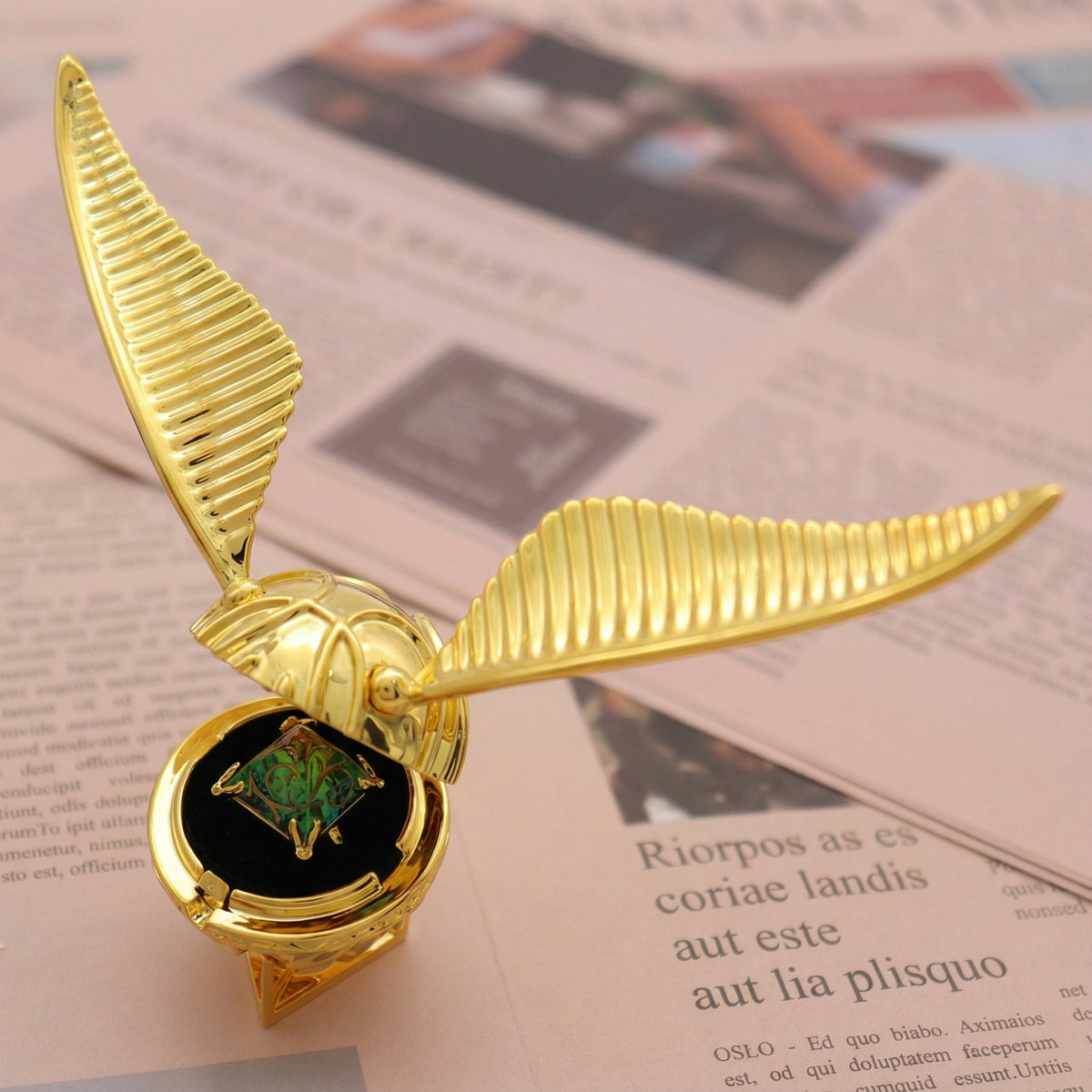 Ringdoos met vleugelmechaniek – Verguld ontwerp & Beweeglijke constructie