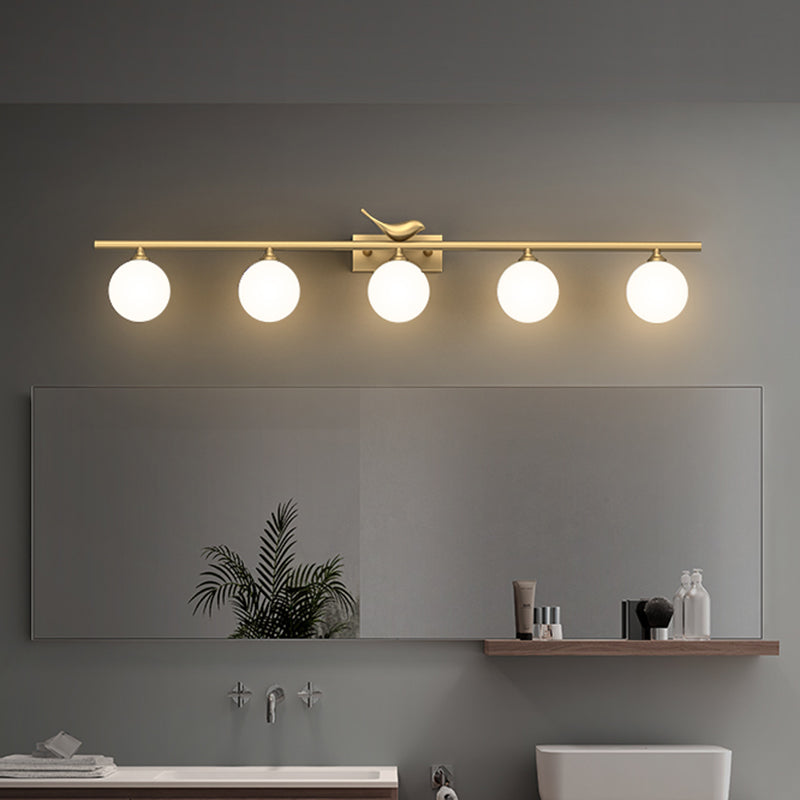 Ball Badkamer Vanity Wandlamp Opal Glas Postmodern Muurlicht met Vogel Decor in Messing