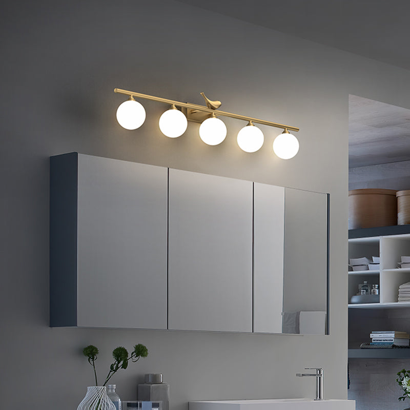Ball Badkamer Vanity Wandlamp Opal Glas Postmodern Muurlicht met Vogel Decor in Messing