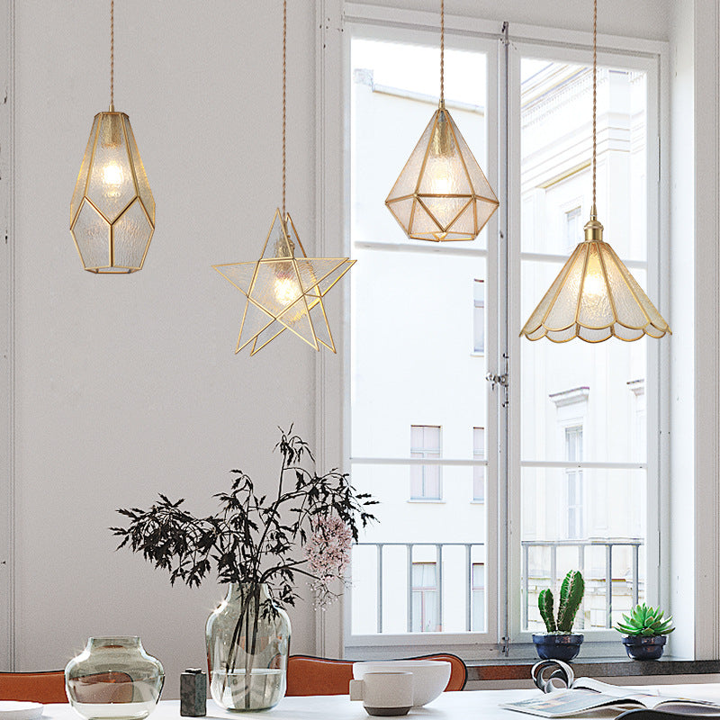 Hanglamp Tiffany-stijl met glazen schaduw en messing plafondplaat