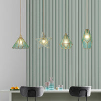 Hanglamp Tiffany-stijl met glazen schaduw en messing plafondplaat