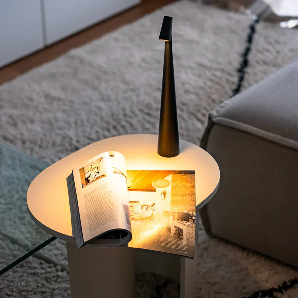 Elegante LED-tafellamp met modern en slank ontwerp en touch-schakelaar