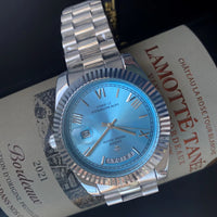 Herenhorloge – Elegant ontwerp met dag- en datumweergave