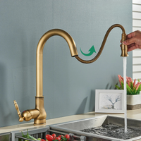VintageTap Antieke Messing Keukenkraan – Retro Stijl Mengkraan met Draaiende Uitloop