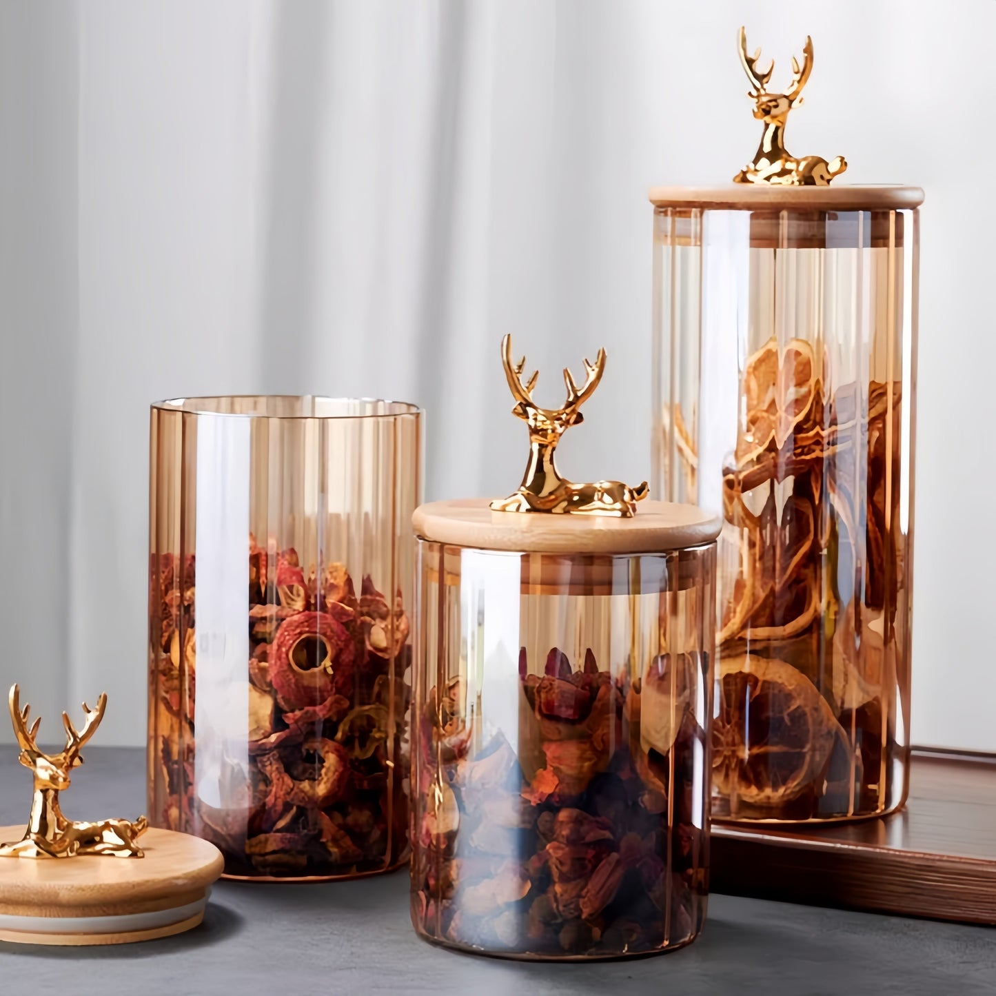 Elowen Stag Amber Afwerking Glazen Potten Set Van Drie Met Gouden Deksel