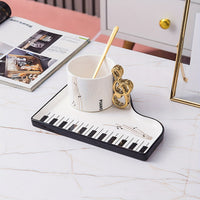 Pianissimo smaak – elegante set van kop en dienblad voor muziekliefhebbers