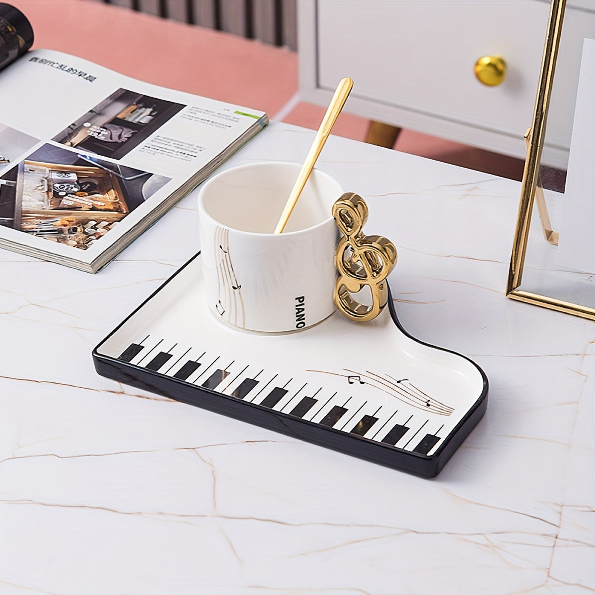 Pianissimo smaak – elegante set van kop en dienblad voor muziekliefhebbers