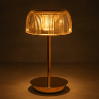 Oplaadbare LED Tafellamp met Geribbeld Lampenkap en Metalen Basis
