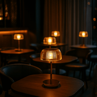 Oplaadbare LED Tafellamp met Geribbeld Lampenkap en Metalen Basis