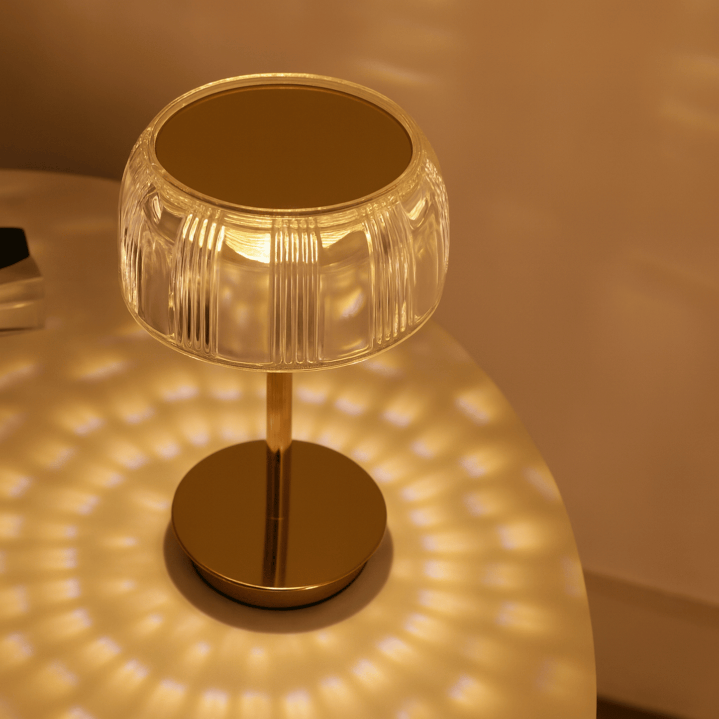 Oplaadbare LED Tafellamp met Geribbeld Lampenkap en Metalen Basis
